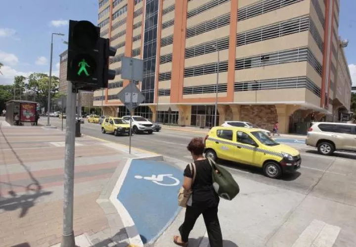 Según el plan de movilidad urbana de la Alcaldía capitalina, todos son peatones en algún momento de su traslado. Foto: Archivo