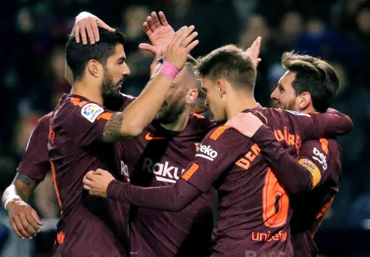 Jugadores del Barcelona festejan. Foto:EFE