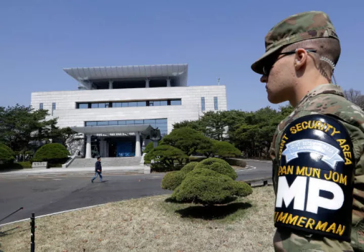 Un soldado custodia la entrada del edificio donde se reunirán los mandatarios de Corea del Norte  y Corea del Sur. FOTO/AP