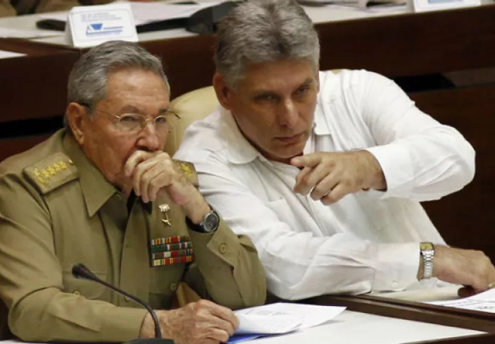 Raúl Castro junto al posible relevo generacional Miguel Díaz-Canel. FOTO/EFE