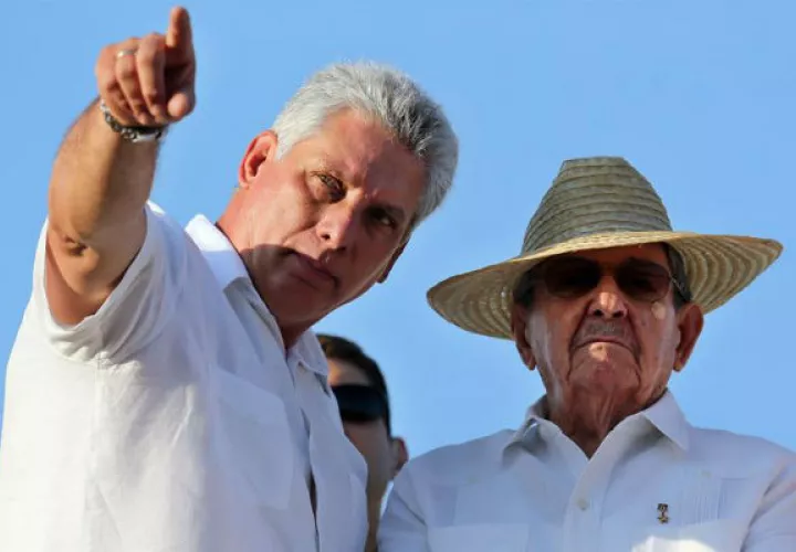 Miguel Díaz-Canel junto a Raúl Castro. Foto: EFE