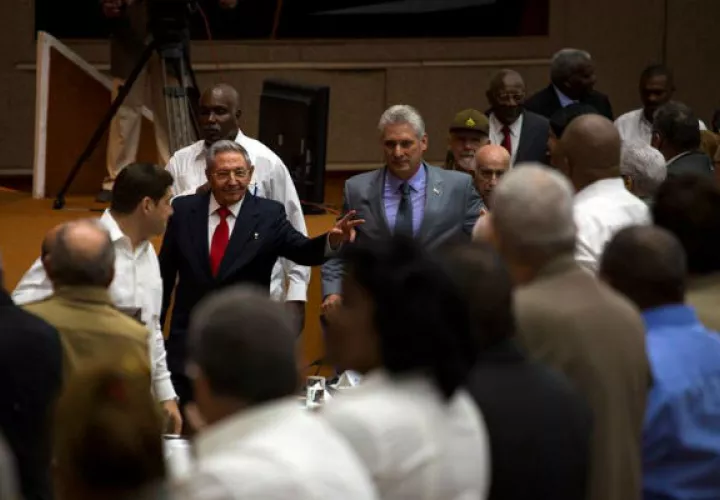 El presidente de Cuba, Raúl Castro, y el primer vicepresidente de Cuba, Miguel Díaz-Canel (d). Foto: EFE 