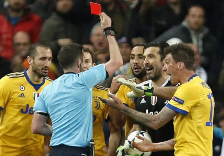 Gianluigi Buffon ve la tarjeta roja. Foto AP