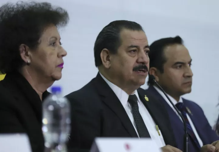 El titular de la Fiscalía, Raúl Sánchez (c), habla durante una rueda de prensa en la ciudad de Guadalajara, en el estado de Jalisco. FOTO/EFE