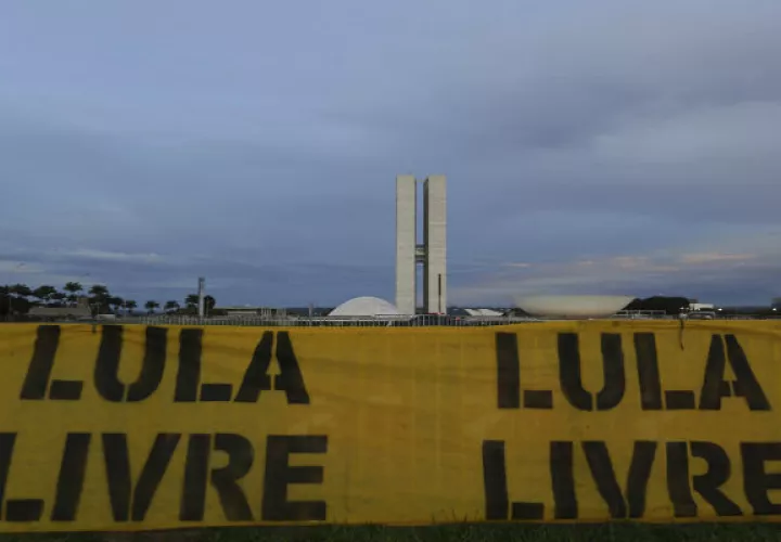 En esta pancarta se exige que el expresidente Luiz Inácio Lula da Silva, siga libre. FOTO/AP