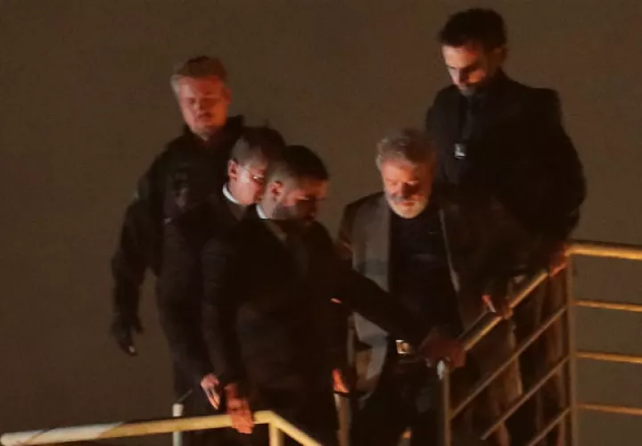 El expresidente brasileño Luiz Inácio Lula da Silva llegó a la sede de la Policía Federal de la ciudad de Curitiba. FOTO/EFE