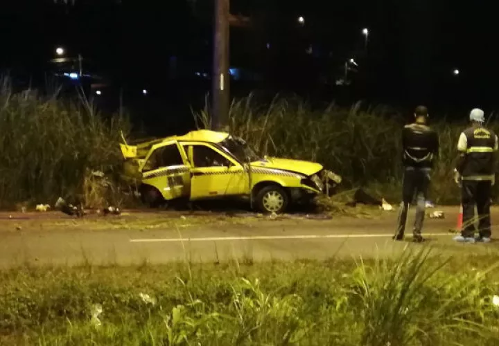 El auto, quedó destruído. Foto: Delfia Cortez. 