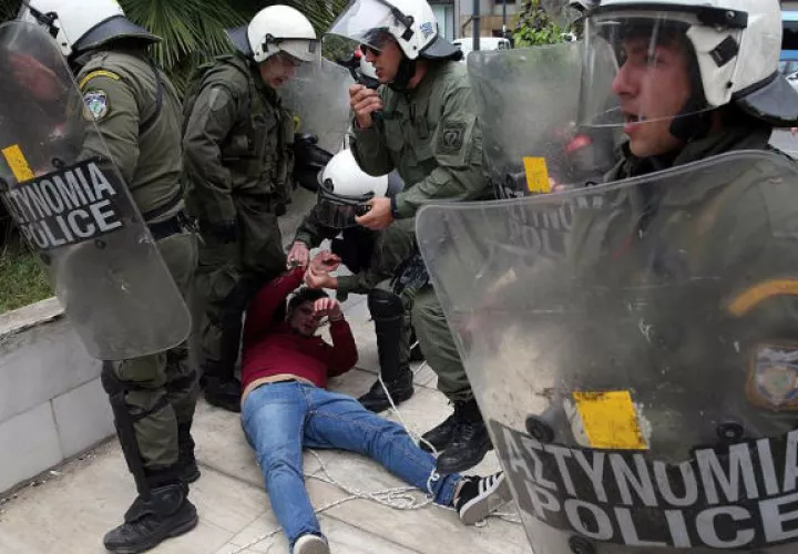 Un estudiante, afiliado al partido comunista, es arrestado. Foto: EFE  