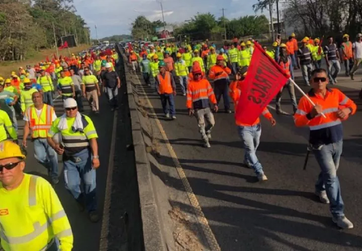 Los obreros del Suntracs estarán hoy en las calles y las diferentes avenidas de la ciudad realizando protestas en su lucha por lograr un aumento en el salario mínimo. Archivo