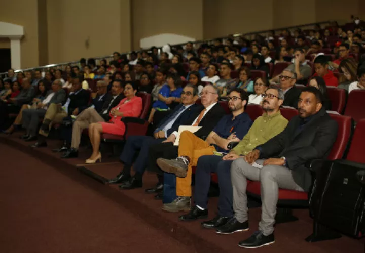 El público, principalmente juvenil, durante la premiación. Foto: Josué Arosemena..