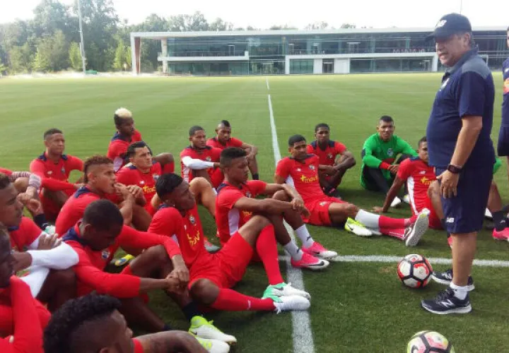 'El Bolillo' Gómez  habla con los jugadores de la selección. Foto:Fedebeis