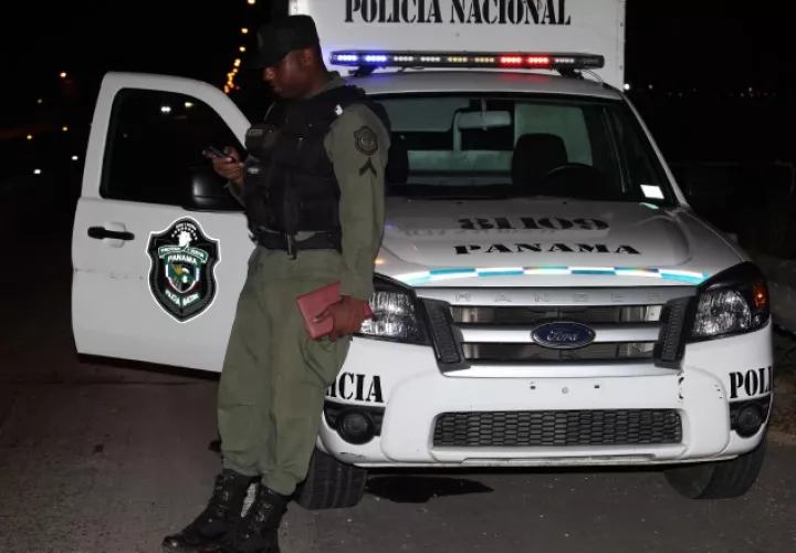Miembros de la Policía Nacional detuvieron al menor que portaba el arma de fuego en su escuela. Archivo