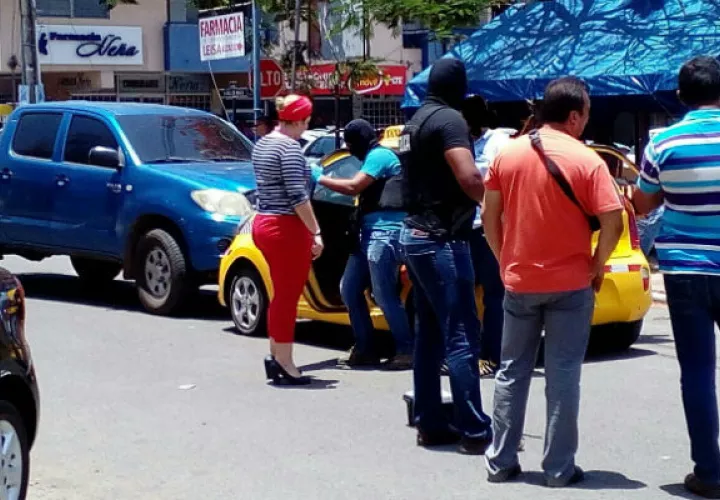 La detención se registró frente a comercios. Foto: Zenaida Vásquez.  