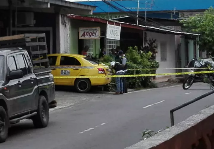 El taxi, fue encontrado abandonado. Foto: Eric Ariel Montenegro. 