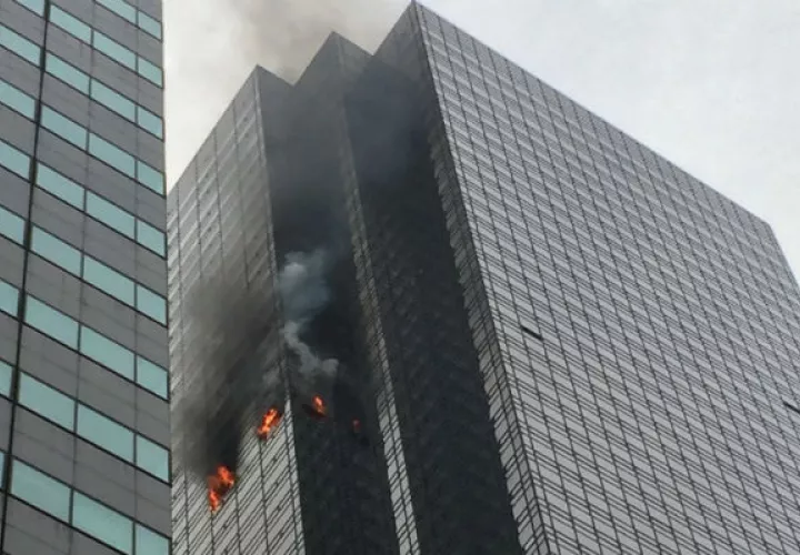 Foto del Cuerpo de Bomberos de Nueva York, cuando el apartamento en el piso 50 ardía en llamas. FOTO/FDNY