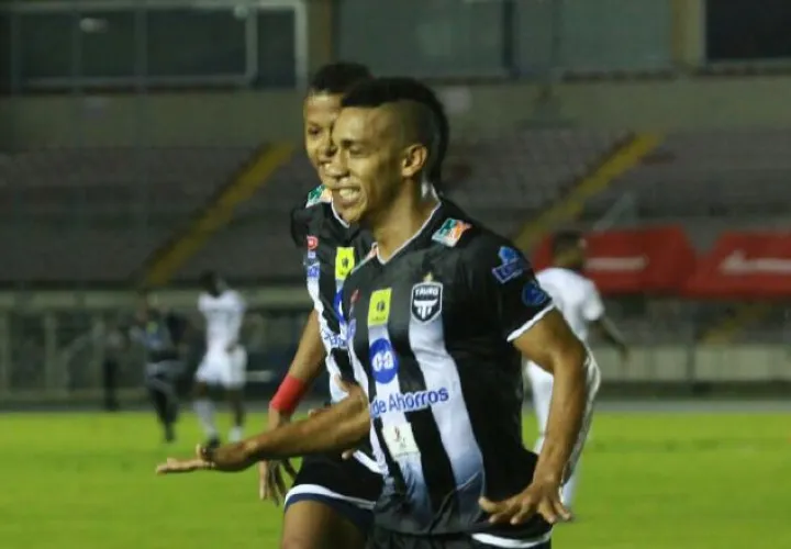 Adalberto Carrasquilla, autor del 2-0 de Tauro. /Foto Anayansi Gamez