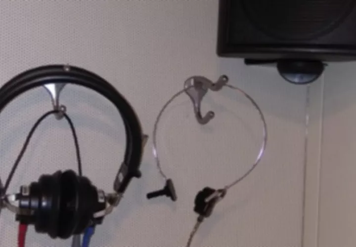 En la cabina, se utilizan audífonos para escuchar los sonidos. /Foto: Cortesía