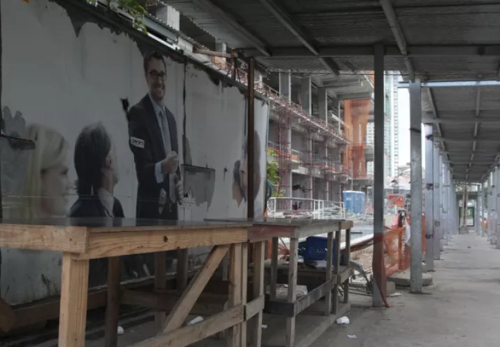 Las construcciones siguen vacías y los vendedores de comidas están sintiendo el golpe negativo. /Foto: Víctor Arosemena