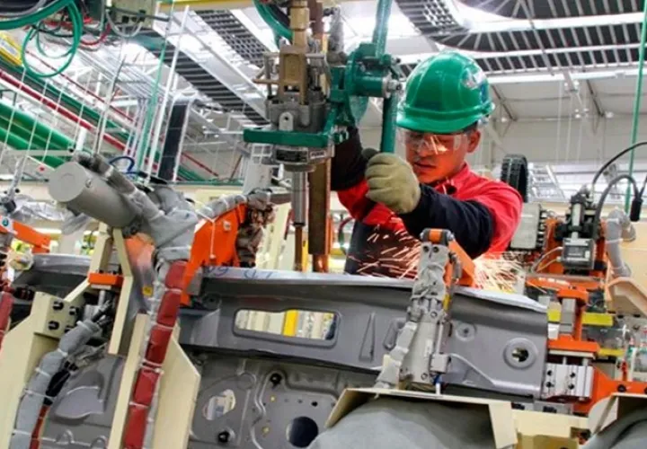 La actividad industrial cayó 3.7% en marzo pasado EFE