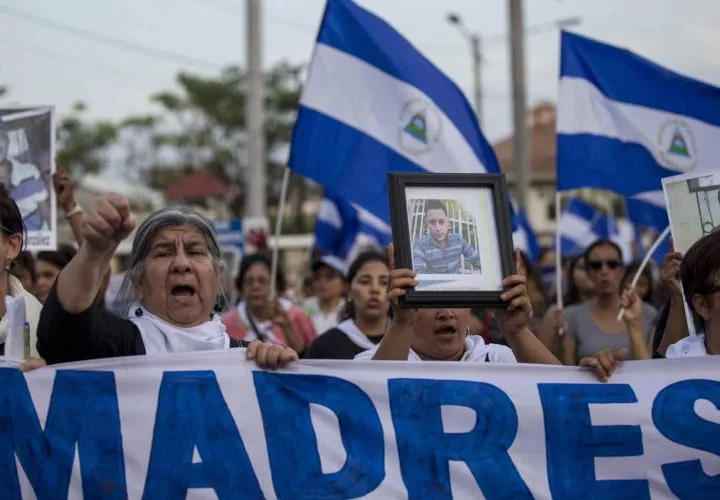 Familiares de las personas fallecidas salen a las calles a exigir que las autoridades investiguen las muertes. EFE