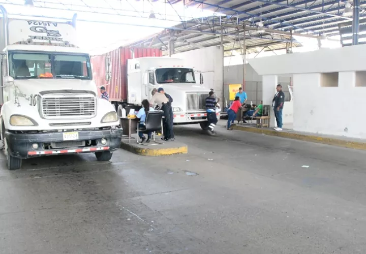 Al momento de escanear el código de barra saldrán todas las generales del vehículo. /Foto Cortesía
