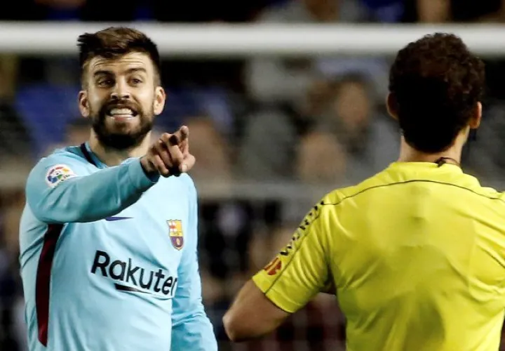 El defensa del FC Barcelona Gerard Piqué  protesta al árbitro Melero López  durante el partido de la trigésima séptima jornada. /Foto EFE