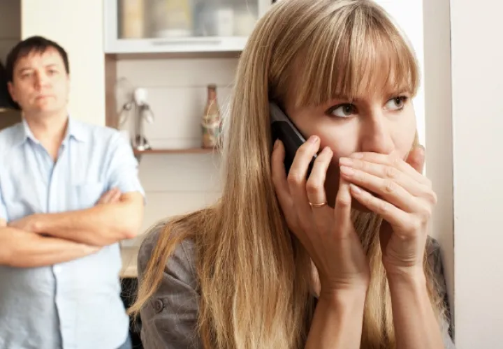 La mujer está a la par o es mas discreta que el hombre 