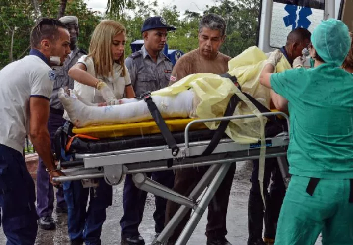 Una sobreviviente del avión que se estrelló ayer es transportada hacia el hospital Calixto García de La Habana (Cuba).  EFE