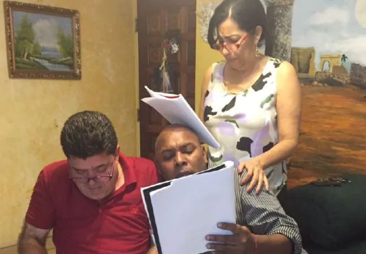 Rodrigo Farrugia,  Luis Gustavo Macías y Neysa Ferguson en ensayo de 'MI MARIDO Y SUS ENRE-DOS'. Cortesía.