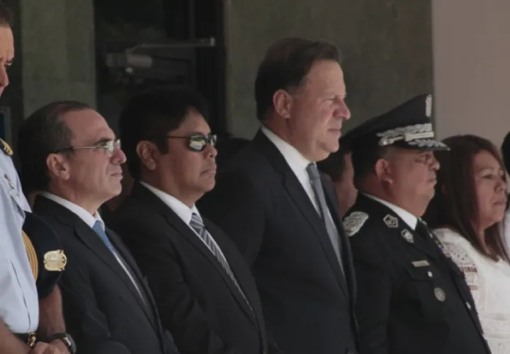 Rolando "Picuiro" López, junto al presidente Varela; el ministro de Seguridad, Alexis Bethancourt, y el director de la Policía Nacional, Omar Pinzón. /Foto Víctor Arosemena