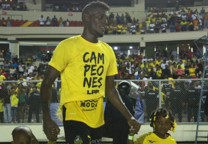 Fajardo celebró con sus hijos el título alcanzado con el CAI. /Foto Anayansi Gamez