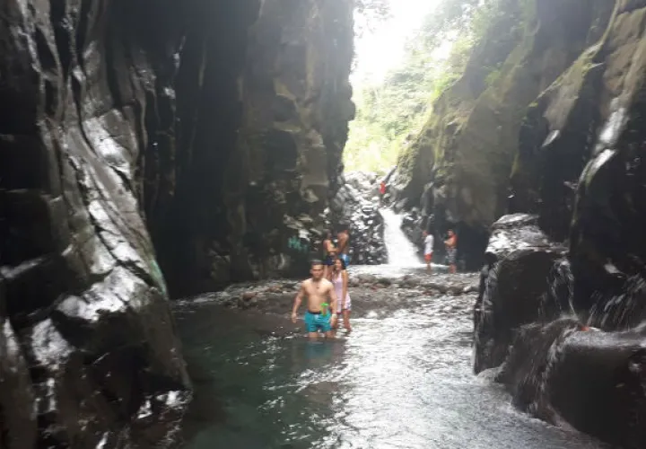 Balneario: Caño Macho de Monte,  una grieta de 250 metros de largo por 50 m de profundidad y 6 m de ancho, compuesto por rocas volcánicas.
