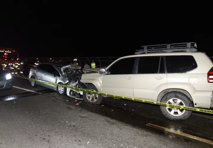 La camioneta irrumpió el carril donde conducía una dama que falleció tras el impacto / Crítica.