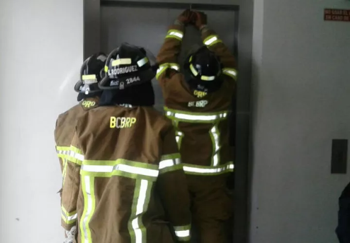 Diez personas estaban dentro del elevador. Foto: Víctor Eliseo Rodríguez.