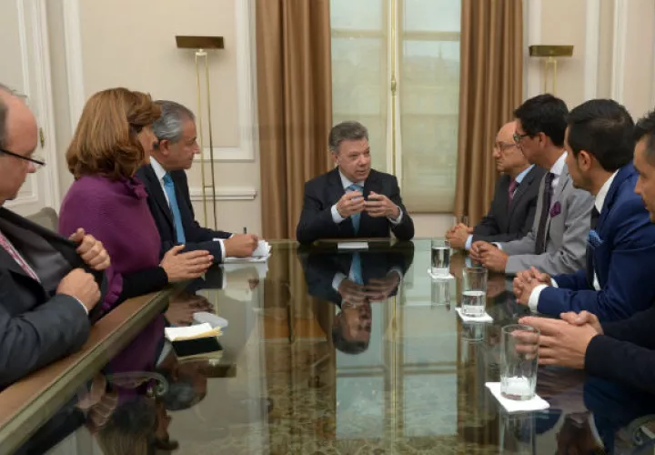 Juan Manuel Santos, junto al embajador de Ecuador, Rafael Paredes; Raúl Alfonso Borja, Ricardo Rivas y Christian Segarra, familiares de los periodistas ecuatorianos. FOTO/EFE