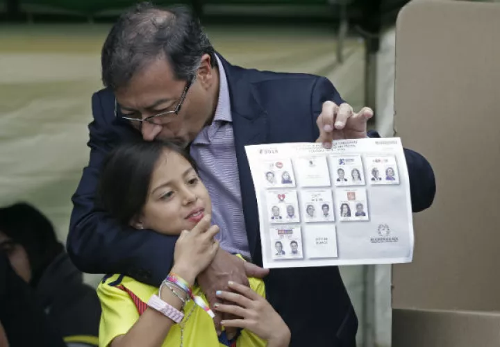 El candidato presidencial Gustavo Petro le da un beso a su hija Antonella. FOTO/AP