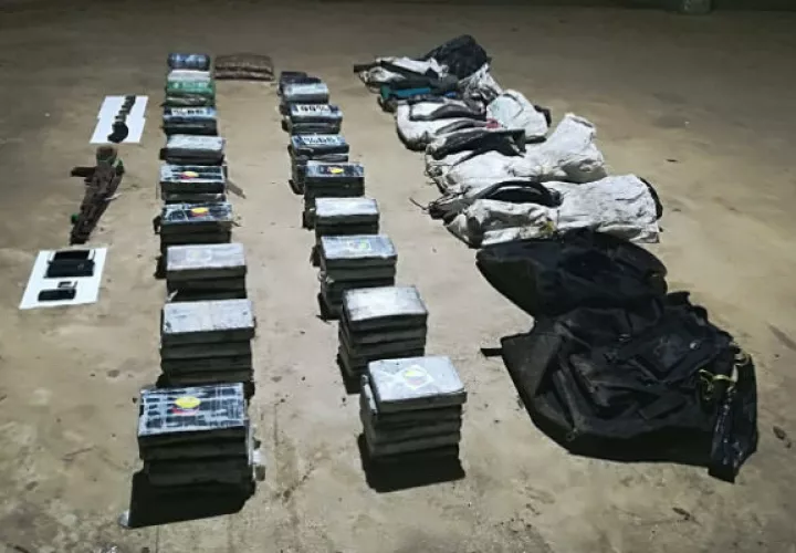 Mochilas, armas y sustancias ilícitas fueron incautadas por el Senafront. Foto/Senafront