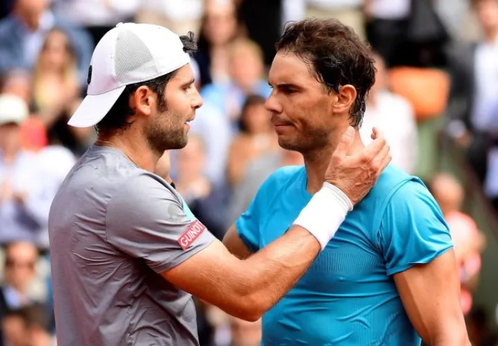 Rafael Nadal recibe las felicitaciones de Simone Bolelli. Foto EFE