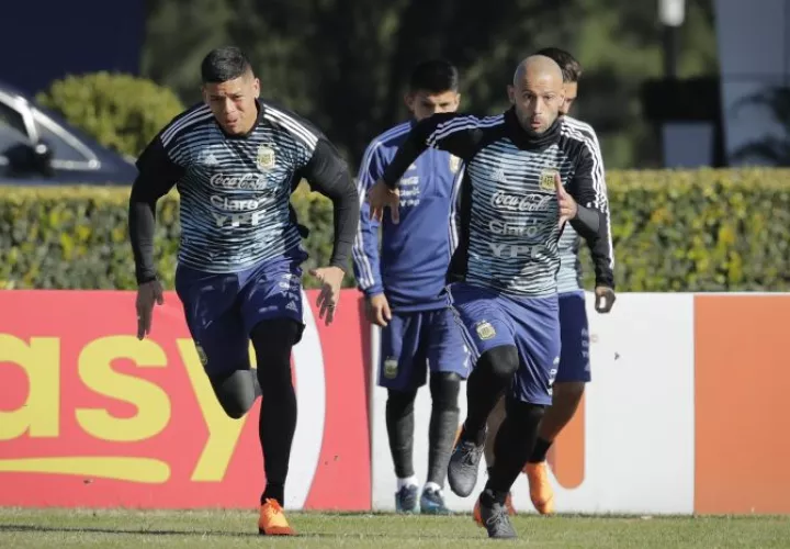 Marcos Rojo y Javier Mascherano, entrenamiento de la selección Argentina de fútbol. Foto AP