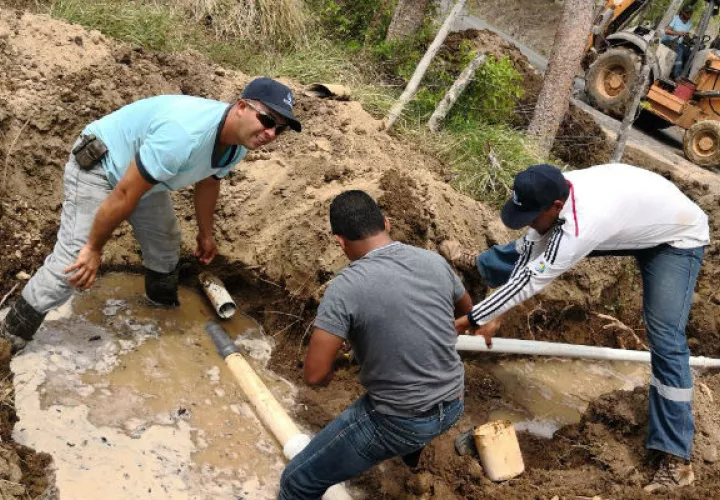 Los residentes indican que so necesarios más pozos en el área. Foto/Zenaida Vásquez
