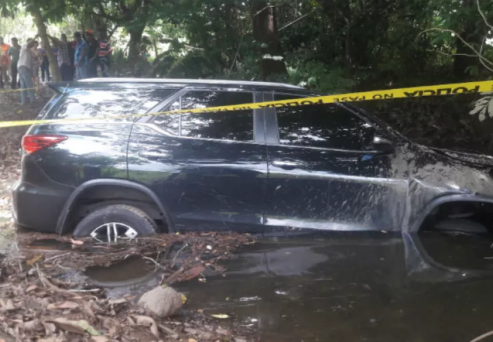 La camioneta donde huían quedó metida en una quebrada