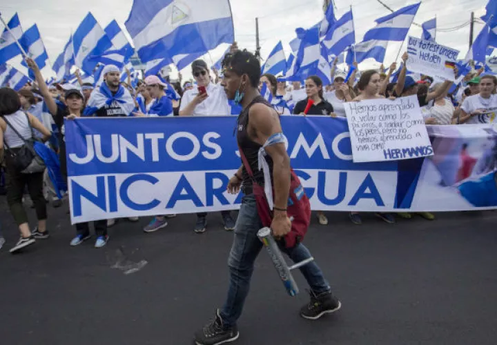 Un joven sostiene un improvisado lanza granadas hoy, martes 15 de mayo de 2018, en una manifestación en contra del gobierno de Daniel Ortega en Managua. FOTO/EFE