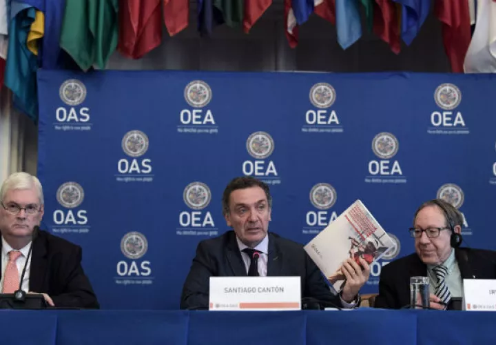  El exsecretario ejecutivo de la Comisión Interamericano de Derechos Humanos (CIDH), Santiago Cantón (c), muestra el informe sobre Venezuela. FOTO/EFE