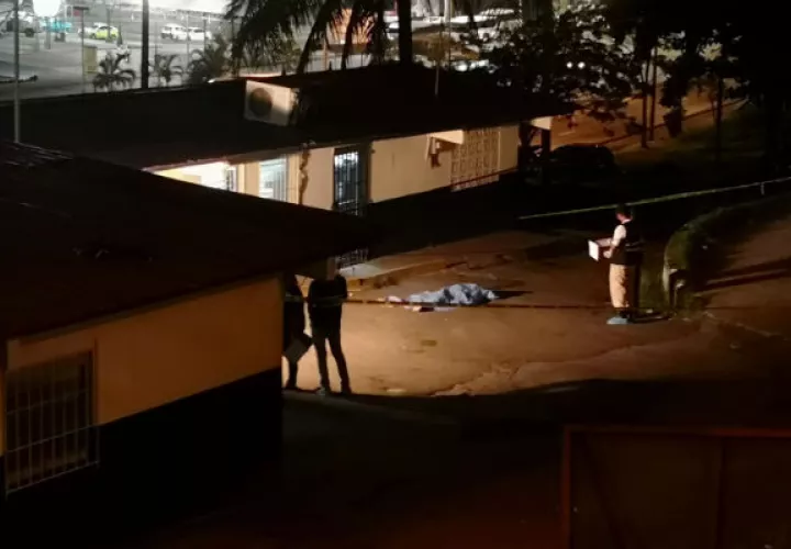 El cuerpo de Edgador Ariel Rivera Rangel, en la entrada de las oficinas del MIVIOT. Foto/Raimundo Rivera