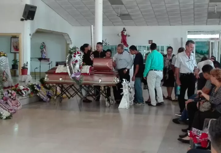 Familiares y amigos en la iglesia. Foto: Eric Ariel Montenegro. 