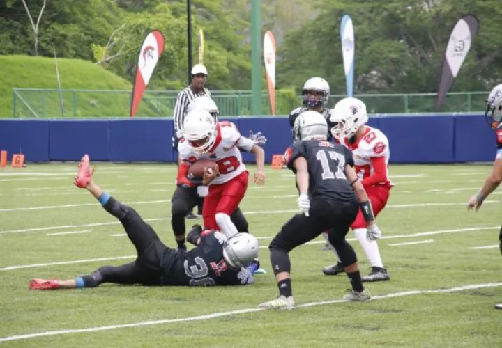 Acción del juego entre Raiders y los  Fighting Owls