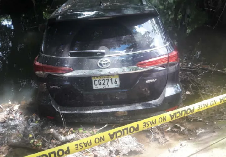 El auto, donde supuestamente viajaban los delincuentes. Foto: Zenaida Vásquez.