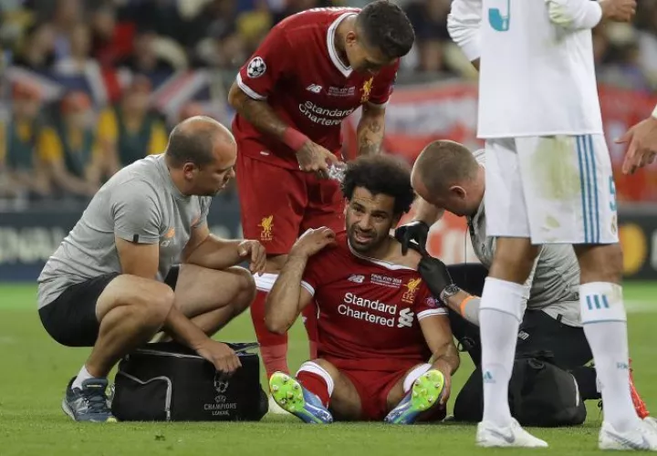 Mo Salah es atendido en el césped. Foto AP