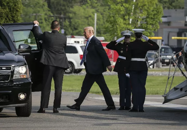 El presidente Donald Trump, visitó a la primera dama luego de su operación. FOTO/AP