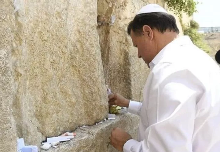 Varela en el Muro de Las Lamentaciones / Foto: Tomada de TVN Noticias.